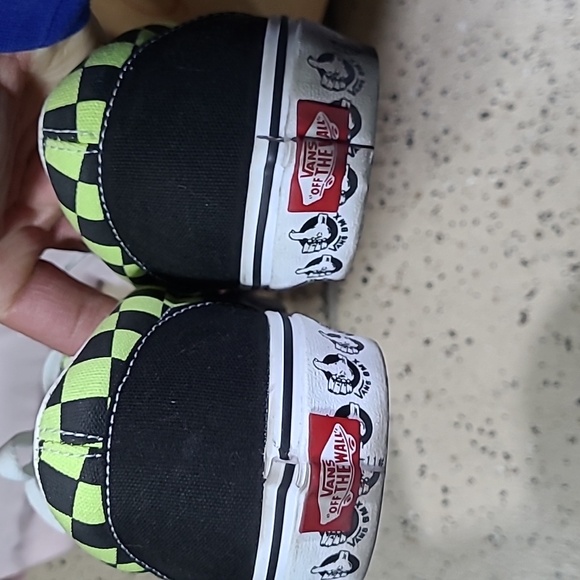 Vans - Picture 2 of 4
